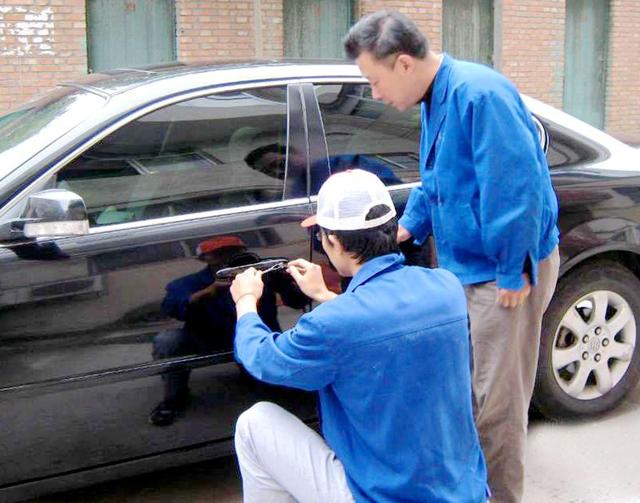 高行镇汽车钥匙丢在车里面怎么办?